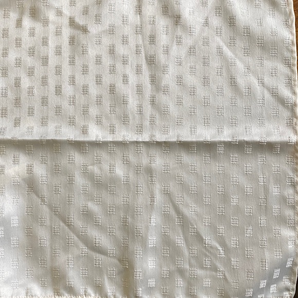 Vintage cloth napkins in cream color. Set of 4. No flaws. Large. - Picture 2 of 5